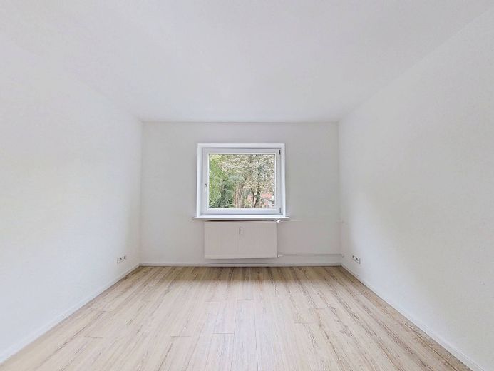 Moderne 2-Zimmer-Wohnung mit EBK in fußläufiger Nähe zum Stadtpark – Wohn- und Esszimmer