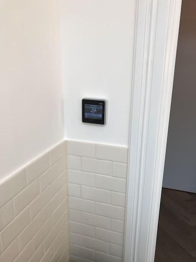 Loft-studio de luxe à Harvestehude Entièrement meublé, prêt à vivre, à vendre – Skylight control w/ rainsense