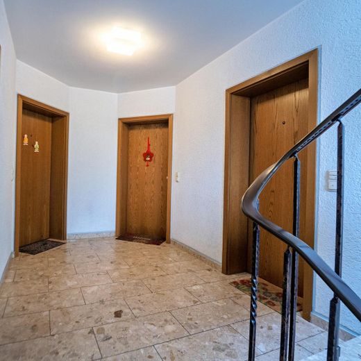 gepflegte 3-Raum-Wohnung mit Balkon – Eingangstür Flur/Treppenhaus