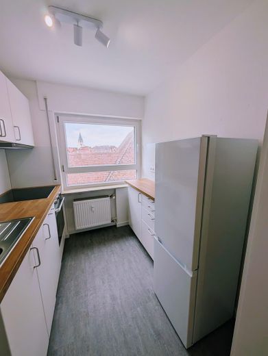 Neue EBK mit großem Fenster