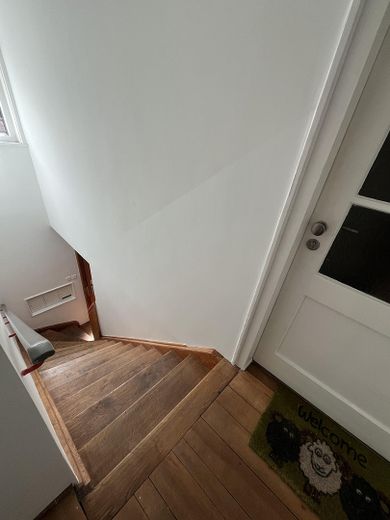 Piękne umeblowane mieszkanie 2-pokojowe dla pary lub jednej osoby – Treppe zur Wohnung