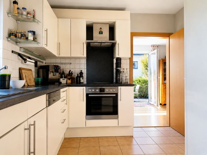 Helle, familienfreundliche Doppelhaushälfte in Südlage mit Garten und Terrasse – Küche (EG)