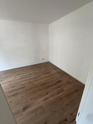 Frisch renovierte/sanierte, helle 2-Zimmerwohnung m. Wohnküche + Tageslicht-Duschbad – Schlafzimmer