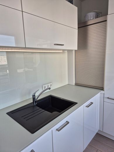 High up on the 5th floor – Super central with extras in Karlsfeld – Spüle mit Jaulosienschrank