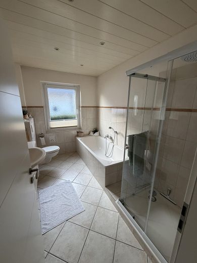 Provisionsfrei: Freistehendes Einfamilienhaus mit 154 m² Wohnfläche und Wintergarten in Reinbek – Badezimmer EG