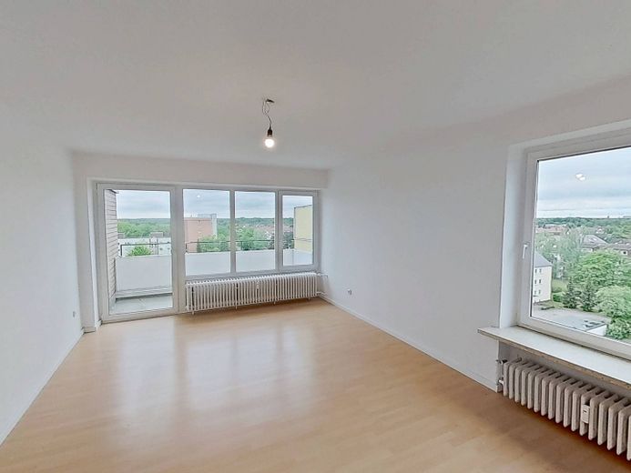 Schöne 2-Zimmer-Wohnung mit BALKON und modernem Wannenbad – Ansicht I: Wohn- und Esszimmer