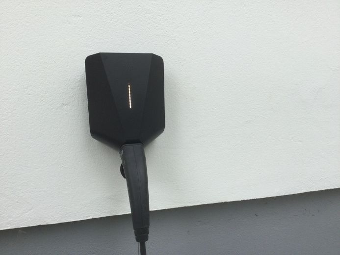 Einfamilienhaus (freistehend) mit Einliegerwohnung – Easee Wallbox  vor der Garage