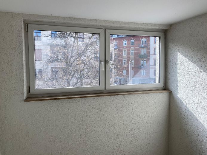 Wohn- und Geschäftshaus - Anlageobjekt mit signifikantem Potential – Fenster im Treppenhaus