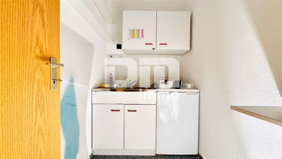 Schön zentral gelegenes Büro mit Balkon und Tiefgaragenstellplatz – Pantry Küche
