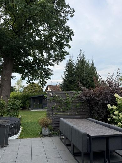 Exklusives Einfamilienhaus mit Keller und sehr großem Grundstück – großer eingewachsener Garten
