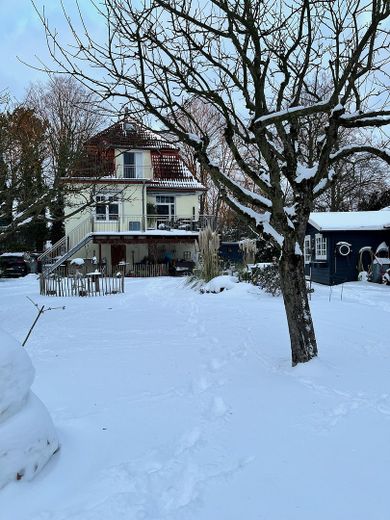 Stilvolles Einfamilienhaus mit 1.800 m2 Südgrundstück und hochwertiger Ausstattung – Rückansicht Winter