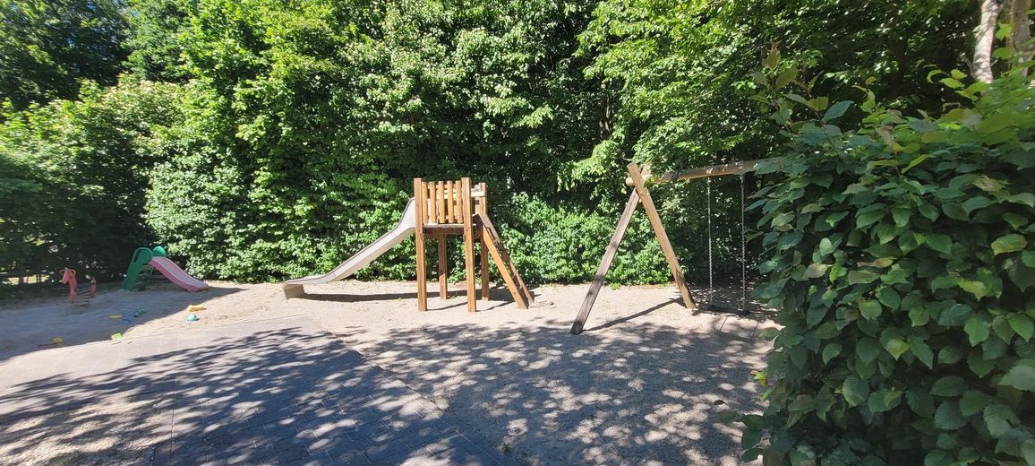 Lichtdurchflutete 3-Zimmer-Wohnung mit Süd-Wintergarten und Waldblick am Ebersberger Forst. – Kinderspielplatz auf dem Areal