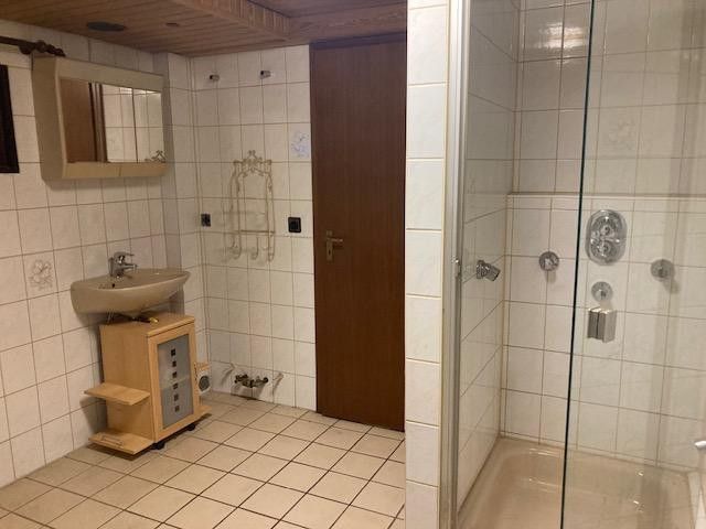Casa adosada familiar en esquina con jardín de invierno y zona de estar independiente – UG_Bad