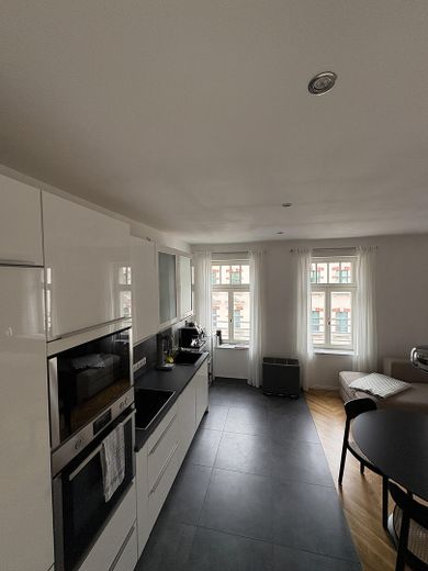 Apartamento de 3 habitaciones recién reformado, con cocina equipada de lujo y amplio balcón, en alquiler – Foto 1