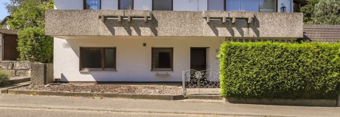 Zuhause mit vielen Möglichkeiten – Großzügiges Einfamilienhaus mit Einliegerwohnung, Garten und Dachterrasse in schöner Ortsrandlage