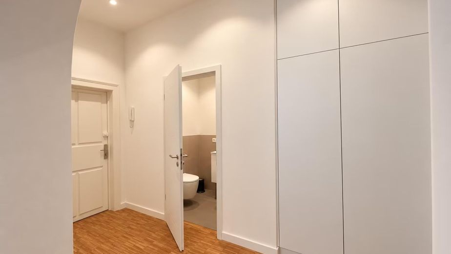 Urbaner Rückzugsort in Haidhausen, Hochwertiges Design-Loft mit separatem Cityoffice – Entree mit Gäste WC u.Ankleide