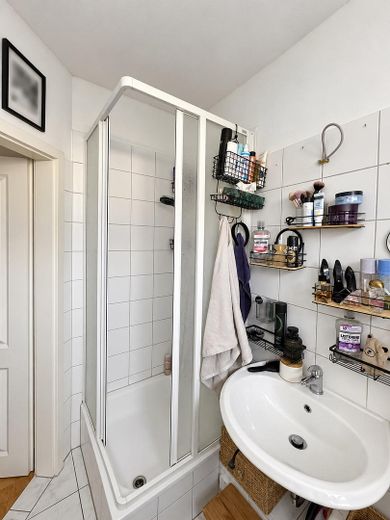 Hochparterrewohnung mit Balkon – 1,5 Zimmer in Fürstenwalde – Bad 2