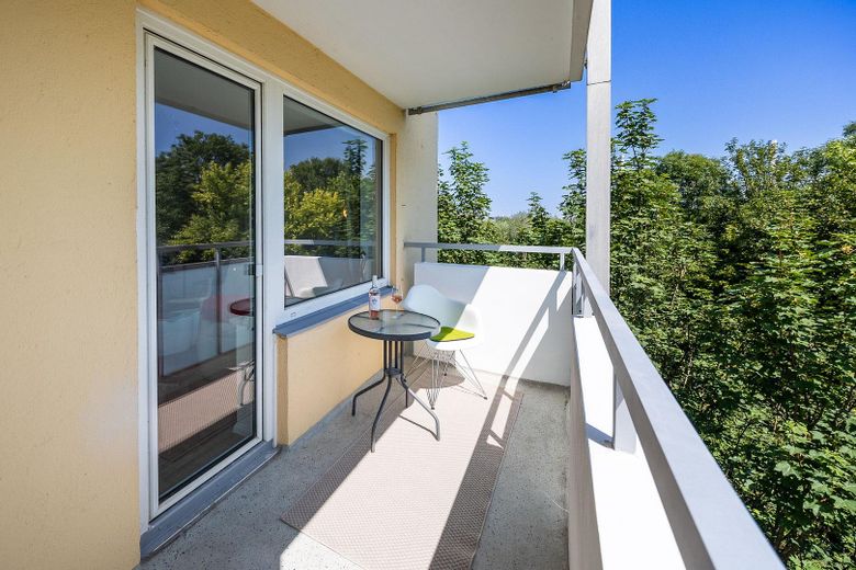 Entrate subito e sentitevi a vostro agio: appartamento ristrutturato di 1,5 locali con balcone a Bogenhausen – Der Balkon 