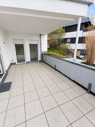 Amplio apartamento de 3 habitaciones con 140 m², terraza en la azotea y mucho espacio en Bad Ems – Dachterasse