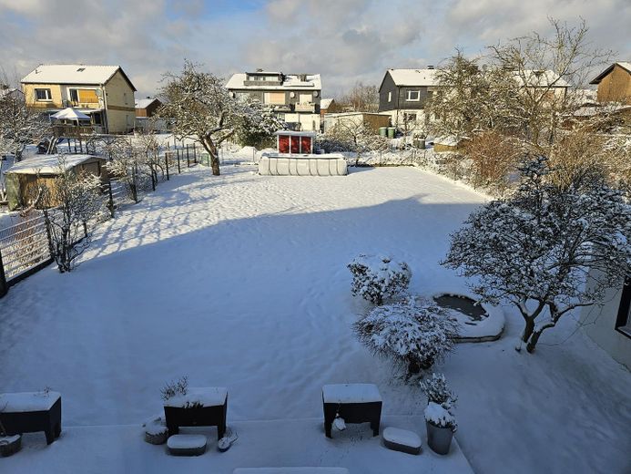 Bellissima casa bifamiliare con ampio giardino, piscina, garage, cucina componibile ecc. – Blick vom Balkon Winterzeit
