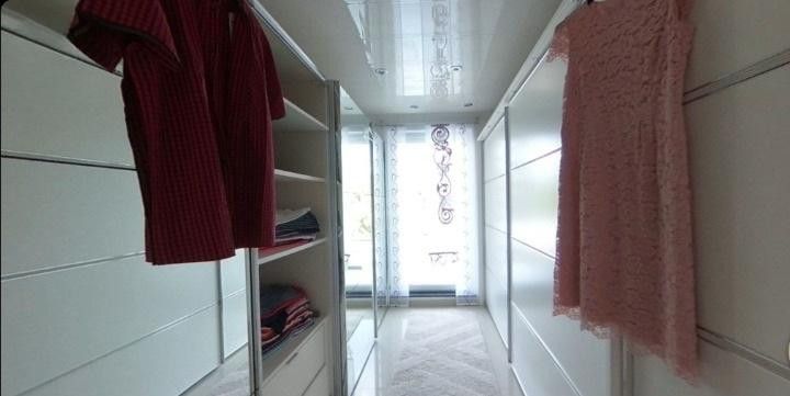 Moderne Luxusvilla: 432 m² Wohnfläche, PV-Anlage, Wärmepumpe & Sauna – Elternschlafzimmer Ankleidezim