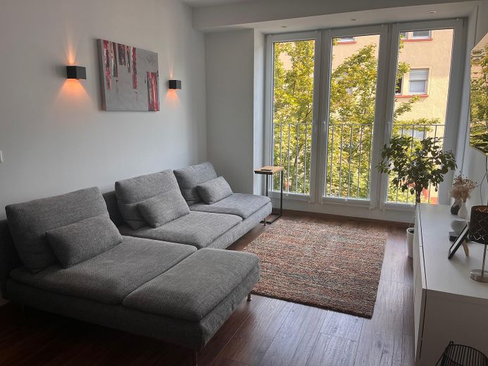 Außergewöhnliche Wohnung mit Geschichte – modern, barrierefrei und mitten in Saarbrücken – Wohnzimmer