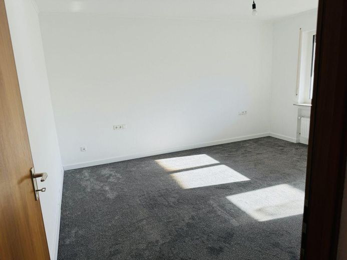 Piękne mieszkanie 4-pokojowe z wbudowaną kuchnią – w Straßbergu – Kinder oder Arbeitszimmer