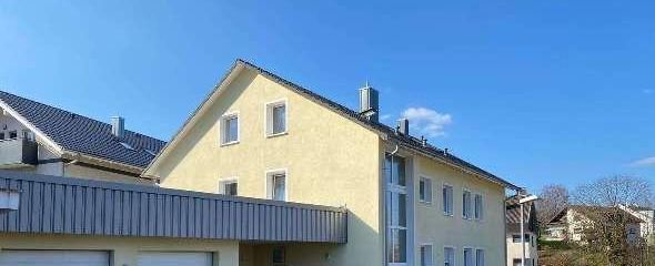 linke Garage und Stellplatz