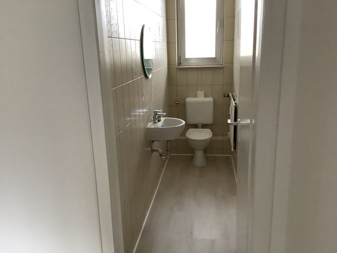 Renovated 3-room apartment with lots of daylight – WC mit Fenster
