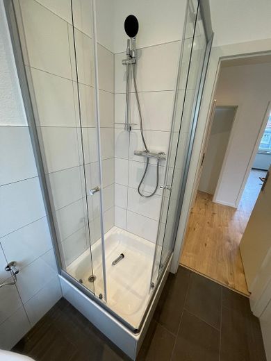 Kernsanierte 2 Zimmer Wohnung in zentraler Lage – Bad