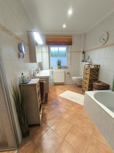 Bad mit Wanne und Dusche