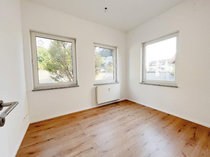 Hochwertiges Wellness-Bad - Komplett Saniert - Zentrale Lage in Ilsfeld - Inkl. EBK & Stellplatz – Zimmer mit Eckfenstern