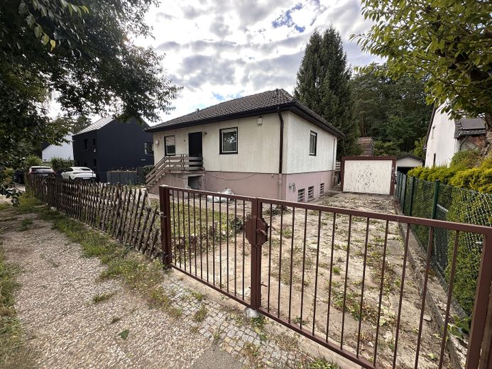 Hermsdorf: casa unifamiliare indipendente su terreno di 492 m² con potenziale di sviluppo – Foto 1
