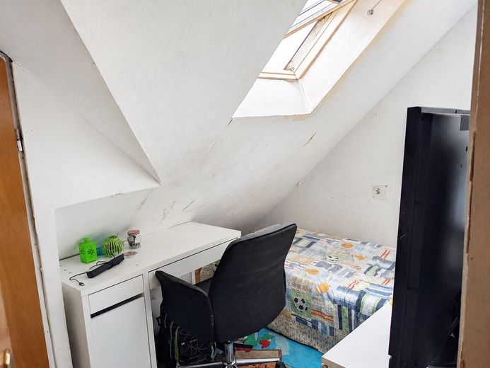 MAISONETTEWOHNUNG MIT GROSSEM BALKON – Kinderzimmer / Abstellraum