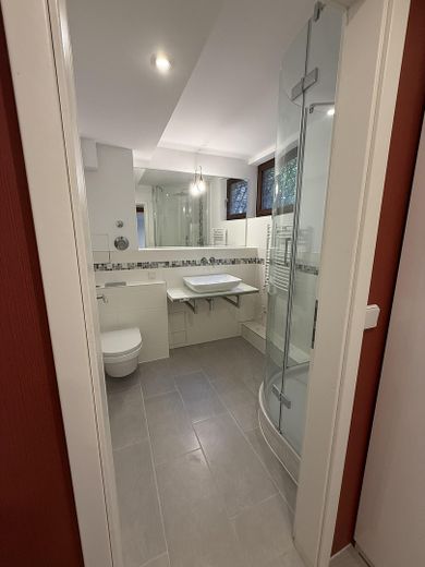 Grunewald 4 odalı daire, ayrıca bahçe, havuz ve garajlı suterre katı – Souterrain Duschbad