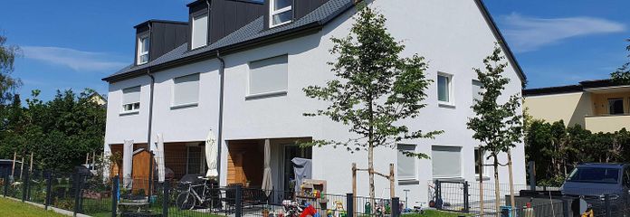 Energy-efficient and healthy living: New solid wood terraced house with 6 rooms in Obermenzing – Außenansicht mit Garten
