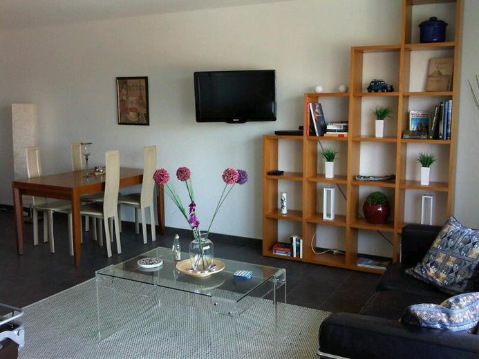 Ekskluzywne 1-pokojowe mieszkanie z pięknym balkonem i dobrym połączeniem komunikacyjnym – Eßplatz mit Regal