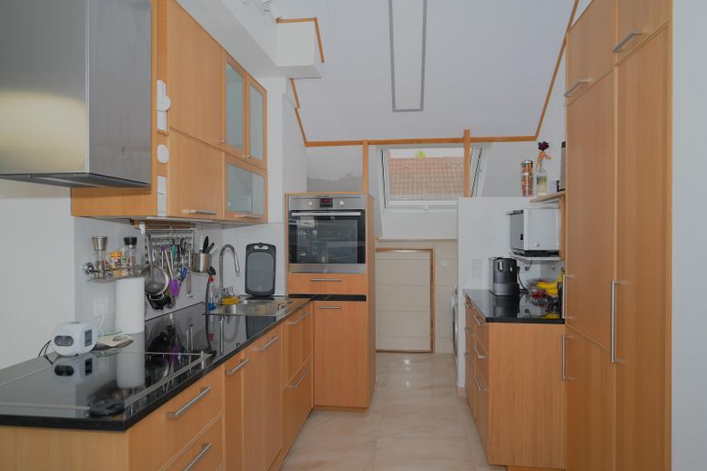 Aussicht, Natur und Design: exquisite 3-Zimmer Dachgeschosswohnung in Freiburg St. Georgen – Küche
