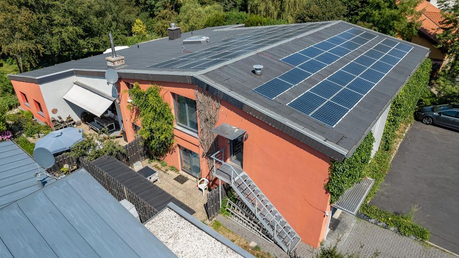 Einzigartig im Umkreis: 278m² Design-Loft-Halle + 100m² Büro-Obergeschoss, genehmigt als Wohnraum – Südansicht: Halle & Wohnhaus