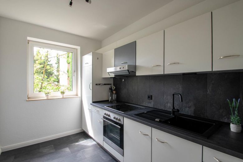 Mieszkanie 2-pokojowe z tarasem na dachu, centralnie w Adendorfie, odnowione – Küche
