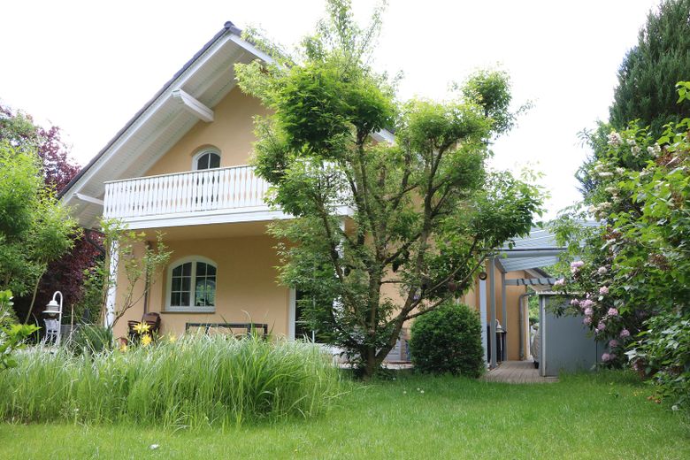 Rückansicht mit Balkon