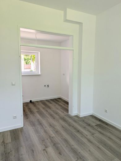 شقة من غرفتين جاهزة للسكن على السور في وسط مدينة غرايفسفالد – Offene Wohnküche mit Fenster