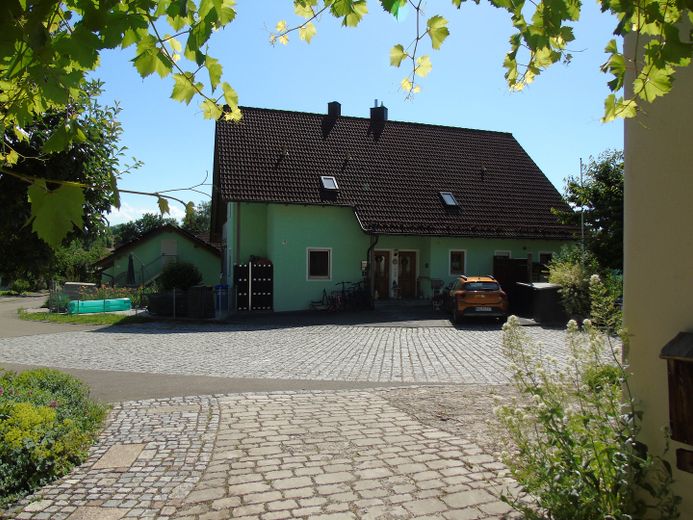 Appartamento seminterrato modernizzato in posizione tranquilla con terrazza, giardino e posto auto – Hausansicht