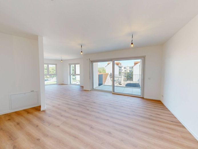 OFERTA DESTACADA: ¡Piso de ensueño de 3 habitaciones con BALCÓN y moderna COCINA AMUEBLADA en el BERGQUARTIER de Magdeburgo! – Ansicht II: Wohn- und Esszimm…