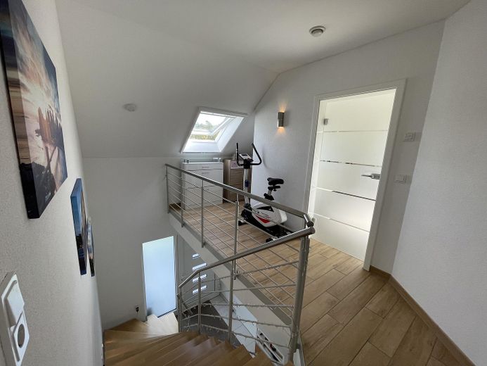KfW40 Einfamilienhaus, 9Kw-PV-Anlage, Wärmepumpe LWZ 304 Sol – Flur-OG