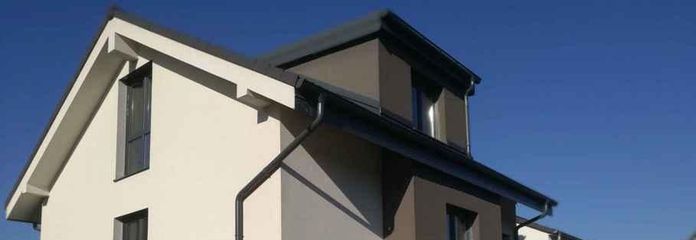 Neues Haus Erstbezug, kurze Wege gute Lage, viel Platz, m Garten, großer Innenhof; Tel. 0160.7980376 – Haustürfassade und Carport
