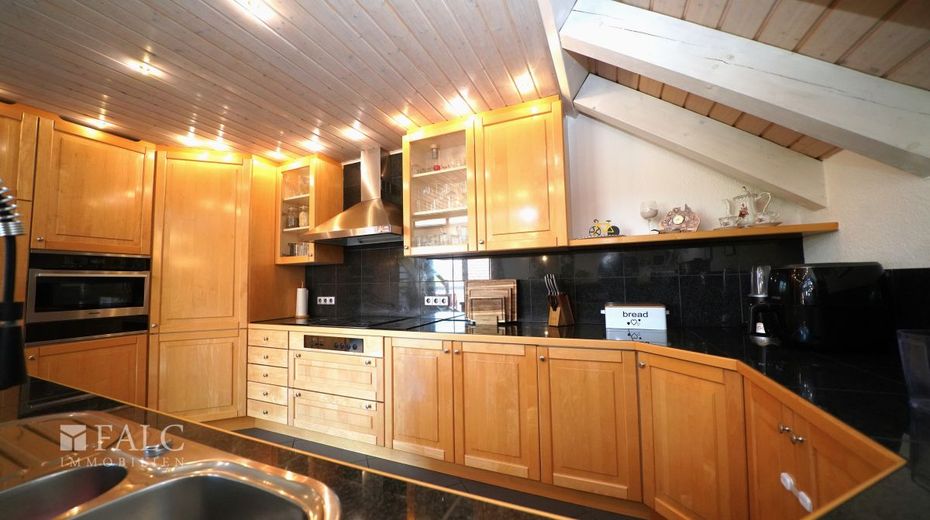 Traumhafte 5-Zimmer Maisonette-Wohnung mit offener Galerie und 2 Stellplätzen! - FALC Immobilien – Hochwertige offene Küche