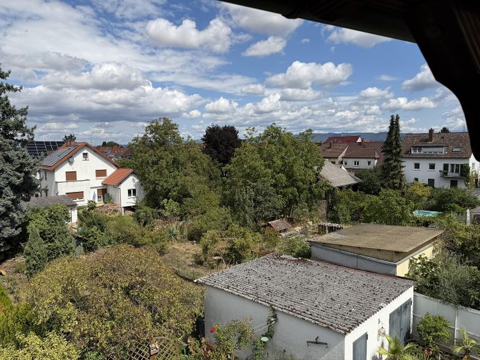 Prima occupazione dopo la ristrutturazione: luminoso appartamento di 2 locali con ampio balcone e cantina – Ausblick Balkon