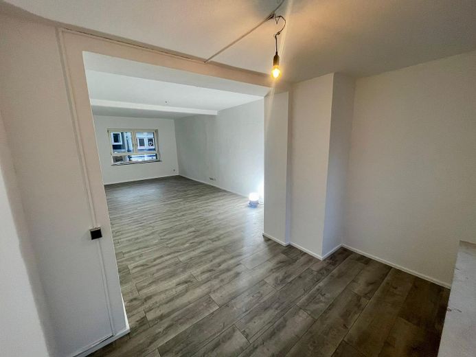 Wohn / Geschätshaus am Bahnhof/Fußgängerzone – Wohnung 1. OG (Saniert 12.25)