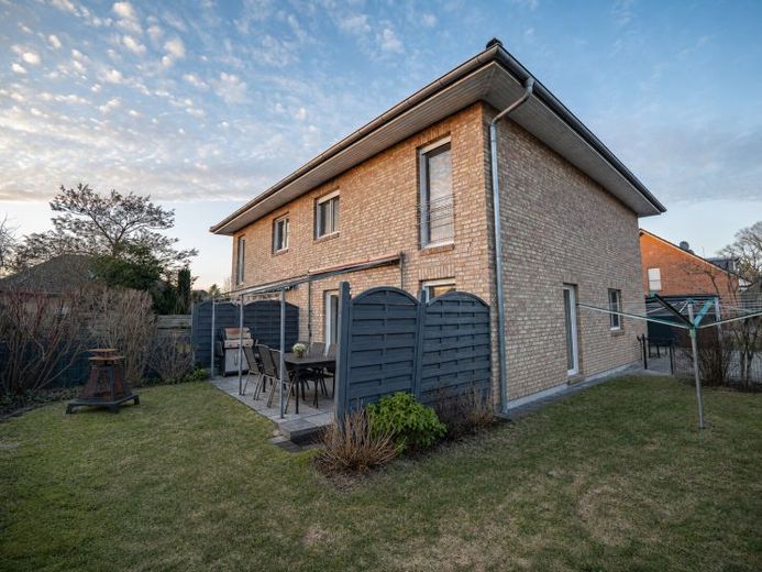 Moderne Doppelhaushälfte mit Garten in ruhiger Lage – Komfortables Wohnen auf ca. 125 m² – Foto 1